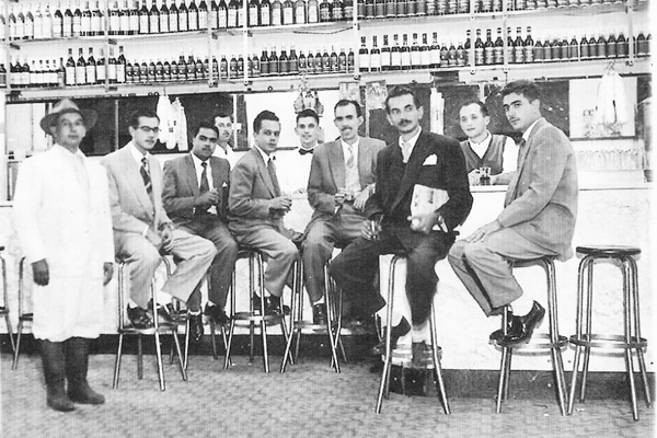 A foto do saudoso Jahir mostra o interior do Bar Tubarão. O amigo Carlos Lima identificou quase todos. Da esquerda para a direita: José Cristiano de Andrade, Geraldo Ribeiro da Silva, José Rodrigues Santos Filho, Sabino Cítero Neto, Milton Leite (Bita), J